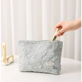 Hellblaue Kosmetiktasche aus Canvas mit 3D-Blumenprägung und texturiertem Blumenmuster - 3D-Jacquard-Stil / Hellgrün