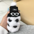 Dettaglio portachiavi panda di peluche con cappello di maglia nero e occhiali - Nero & Bianco