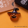 Vista macro dettagliata di un ciondolo in resina a forma di zucca con misure 2,9cm x 3,3cm - Zucca con cappello nero