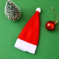 Mini bonnet de Noël en velours rouge pour couverts et bouteilles sur fond vert de fête - 6*12cm (Chapeau de Bouteille/Couvre-Couverts)