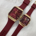 Detalle de los relojes dorados GALAXY con correas de silicona granate sobre tela - Pequeño / Esfera Roja Correa Roja