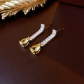 Dettaglio macro della collana a goccia d'oro con zircone giallo brillante e cristalli - Orecchini (Perno in Argento Sterling 925) / Giallo