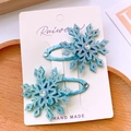 Détail de barrettes flocon bleu clair avec tissu pailleté et strass étincelants - Enveloppé de tissu / Bleu