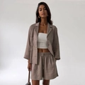Conjunto casual de dos piezas de lino para mujer con camisa y pantalón corto taupe - S / Marrón