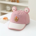 Dettaglio del cappellino bimbo con orecchie 3D e ricamo Hello Bear in rosa e panna - 48-50cm / Stile Rosa Patchwork Bianco Sporco / Rosa