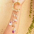 Attrape-soleil lune dorée avec pierres vertes et cristaux au style bohème chic - Amazonite avec perles octogonales et goutte de cristal