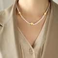 Elegante collana di perle con ciondoli a cuore dorati, indossata dal modello donna - 40+5cm / Oro