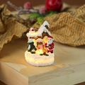 Detail eines leuchtenden Weihnachtshauses aus Harz mit Weihnachtsmann und Tanne - Stil A