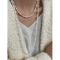 Détail d'un collier de perles double couche élégant porté sur un pull en maille blanche - Perle Blanche (4-8mm)
