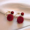 Gros plan de boucles d'oreilles pompon en velours rouge et anneaux dorés sur tissu - Style Pendant Pompon Or Rouge avec Tige en Argent (41#)