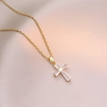 Collana a croce dorata per donna con cinque eleganti cristalli di zircone rettangolari - Oro