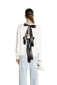 Détail du pull en maille blanche à dos nu orné de longs nœuds en satin noir élégant - S / Blanc