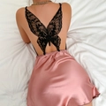 Rosa Satin-Rückenfreies Slip-Kleid mit großem schwarzem Spitzen-Schmetterlingsdetail - S / Rosa