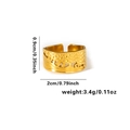 Vue détaillée d'une large bague dorée texturée avec des dimensions et des mesures - Texture Martelée Large (TYR0274)
