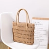 Bolso de paja tejido a mano con diseño calado en color marrón para playa y verano - café