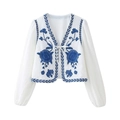 Vintage Boho-Strickjacke in Weiß mit blauer Stickerei und Bindedetail auf der Vorderseite - XS / Weiß