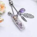 Collar difusor de vidrio con piedras violetas y colgantes de plumas de acero titanio - Súper Siete