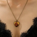 Vintage hart medaillon ketting met kattenfoto op zwarte kanten achtergrond - Vintage Kat Hart Stijl (WG-1226) / Antiek Brons