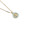 Collana dorata con ciondolo a rilievo e bordo in smalto azzurro su sfondo bianco - Rilievo della Vergine Maria Rotondo / Oro/Smalto Blu