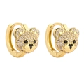 Gros plan de boucles d'oreilles ours en peluche serties de zircons et finition dorée chic - Or Zircon Blanc