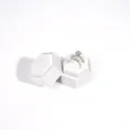 Hellgraue sechseckige Samt-Ringbox mit zwei Silberringen und weißen Zirkonia-Steinen - 5x5x4.5cm / Milchweiß