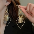 Orecchini geometrici dorati con cornice a rombo e frange indossati dalla modella - 11# Nappa a Rombo Geometrico (11# Hook-Oro)