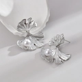 Pendientes vintage de hoja de ginkgo en acero plateado con perla blanca sobre una concha - Color Acero