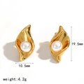 Detalle de pendientes de perlas doradas en forma de hoja con dimensiones y peso de 4,2g - Estilo Perla de Hoja Aerodinámica Dorada (TE60651)