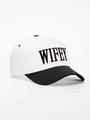 Detailansicht der schwarzen WIFEY-Stickerei auf zweifarbiger schwarz-weißer Cap - Einheitsgröße / Weiß und Schwarz Spleißen