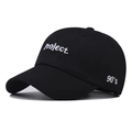 Cappellino da baseball in cotone nero con ricamo Project e 90s su sfondo bianco - Regolabile / Nero