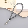 Detail van zwarte mesh polsband met metalen draaisluiting en decoratieve kralen - Maas Touw Hanger(K3677) / Zwart