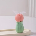 Vela de tulipán rosa hecha a mano con base verde y cinta blanca en bandeja beige - Rosa oscuro con hoja verde claro