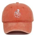 Détail de la broderie crâne sur une casquette de baseball vintage en coton délavé - Réglable / Orange