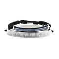 Details von silberner römischer Ziffer-Manschette und schwarzem blauem Zirkonia-Armband - Silberner Armreif Und Gewebtes Armband