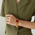 Gouden schakelarmband met vierkante rode edelsteen en bijpassende ringen op model - Rood Kristallen Armband-18+4cm