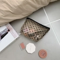 Trousse à maquillage en mesh noir à motifs cœurs avec cosmétiques en décor intérieur - Triangle Moyen