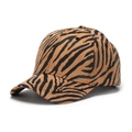 Détail de casquette de baseball à motif zèbre en faux suède texturé marron et noir - Taille unique / Brun