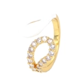 Vista macro de anillo chapado en oro de 18K con esmalte colorido y piedras de circón - Blanco