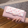 Détail du portefeuille long rose en similicuir avec imprimé floral et fermoir - Nouveau Rose