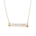 Elegante collar de oro rosa con un colgante de barra fina incrustado de cristales pavé - Oro rosa
