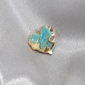 Vista macro de colgante de corazón con esmalte azul y una piedra de circón en gota - Corazón Cian / 1 Pieza