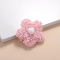 Detailansicht einer rosa Teddy-Samt-Blume mit weißem Plüschkern für Haarschmuck oder Deko - 8,5cm Einseitig / Altrosa