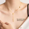 Dettaglio della collana LOVE in acciaio inossidabile dorato con elegante pendente a nappa - Oro