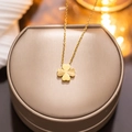 Elegante 18k gouden klavertje vier hanger ketting op een luxe beige sieradendoosje gepresenteerd - Goud (8843)