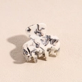 Macro-detail van haarklem van acetaat met een elegant zwart-wit marmerpatroon voor dames - Zwart-Wit Marmer