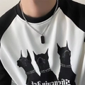 Halskette aus Titanstahl mit silbernem rechteckigem Anhänger auf einem schwarz-weißen T-Shirt - Geometrische Anhänger Halskette X3385