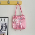 Détail d'un sac en satin rose avec des nœuds en soie et un pendentif perle décoratif - Avec Pendentif / Rose