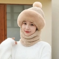 Warmes Winterset aus Strickmütze mit Ohrenklappen und Schal für Damen in Beige - Bommelmütze / Khaki