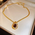 Detail einer goldenen Schlangenkette mit Rubin-Anhänger in einer edlen Geschenkbox - 4# Halskette - Gold - Wassertropfen (Dunkelroter Edelstein)