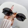 Ovale Sonnenbrille mit goldenem Metallrahmen und dunklen Gläsern im modischen Retro-Stil - Goldener Rahmen Graue Gläser